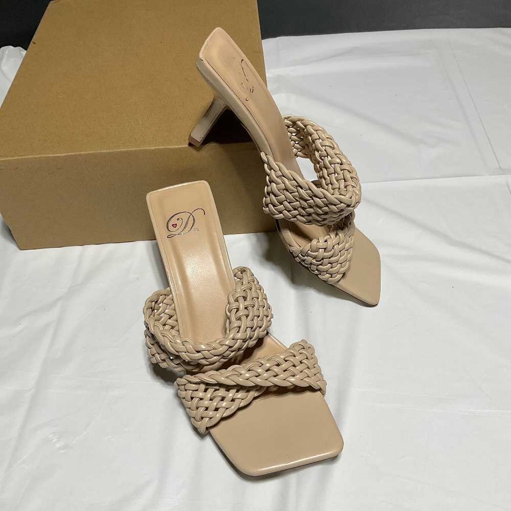 Woven Kitten Heel Neutral Beige 3 inch Size 7 Slip-On Square Toe Double Strap
